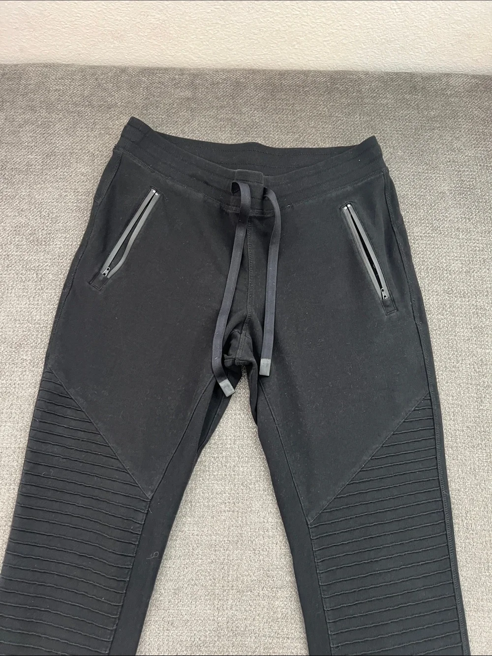 ALO Yoga Women’s Black Ribbed Knee Detail Joggers